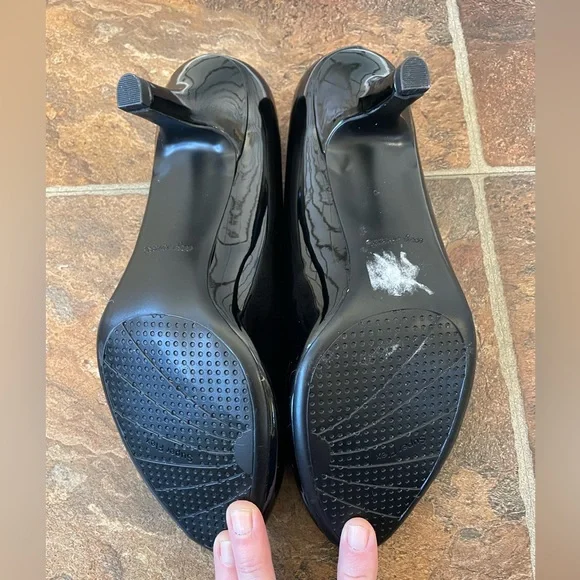 Easy Street Black Patent Pumps (Size 9WW) - Picture 6 of 8